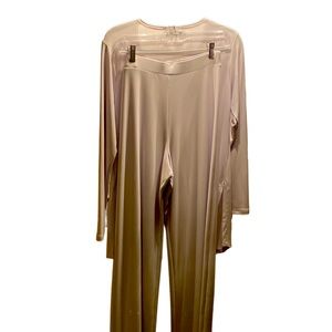 This Sympli set can be worn winter, spring ,summer, or fall.